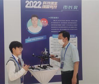 我校獲獎學子參加第十三屆重慶市青少年科技創(chuàng)新市長獎表彰活動